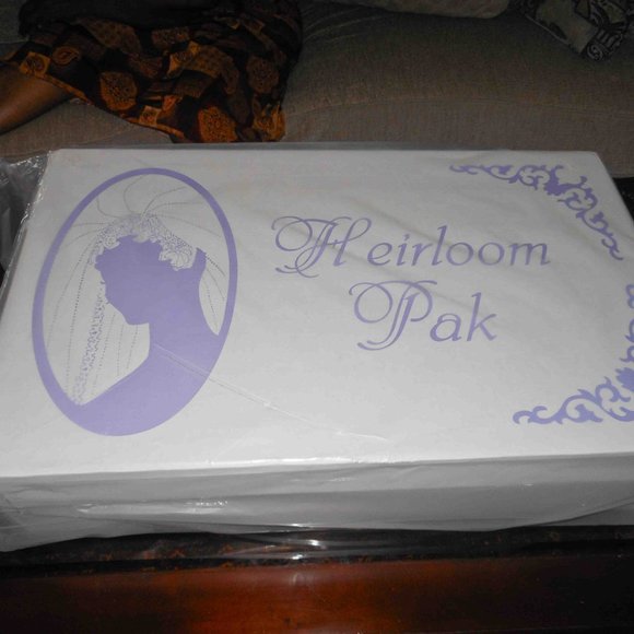 Vera Wang -“ The White Collection” Wedding gown 🔥 - Picture 10 of 16